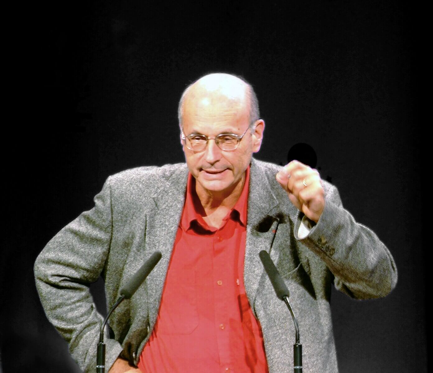 Boris Cyrulnik lors d’une conférence en 2005, impliqué dans les travaux de l’AFRECA sur l’éthologie clinique et l’anthropologie.