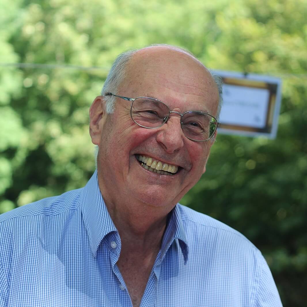 Boris Cyrulnik souriant, figure centrale des recherches soutenues par l’AFRECA sur la résilience et l’éthologie clinique.