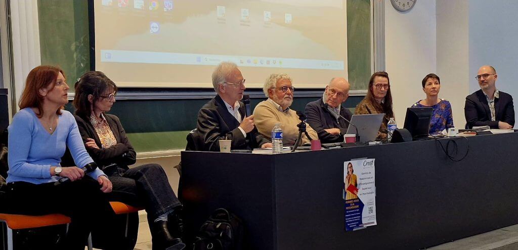 Grand panel d’experts réunis au colloque AGES 2025, discussions interdisciplinaires autour de la psychologie et de la résilience.