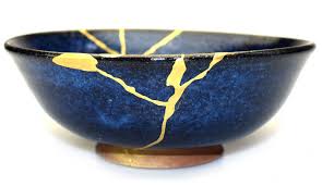 Bol bleu réparé selon l’art japonais du kintsugi, métaphore de la résilience et de la reconstruction, illustrant les valeurs de l’AFRECA.